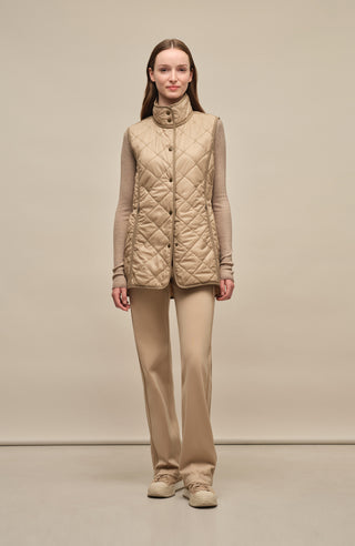 Sustainable Frauenschuh pants made of Natural Powerstretch in Inga-NP cut, color midnight. Designed for comfort and a flattering fit, perfect for an active lifestyle.