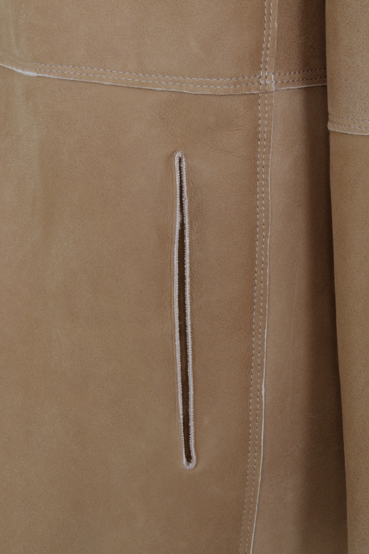 Damen Lammfellmantel Modell 698724 Olivera LCP in Caramel, Detailansicht, aus voluminösem Lacon Cashmere Plus mit Kapuze und legere Passform