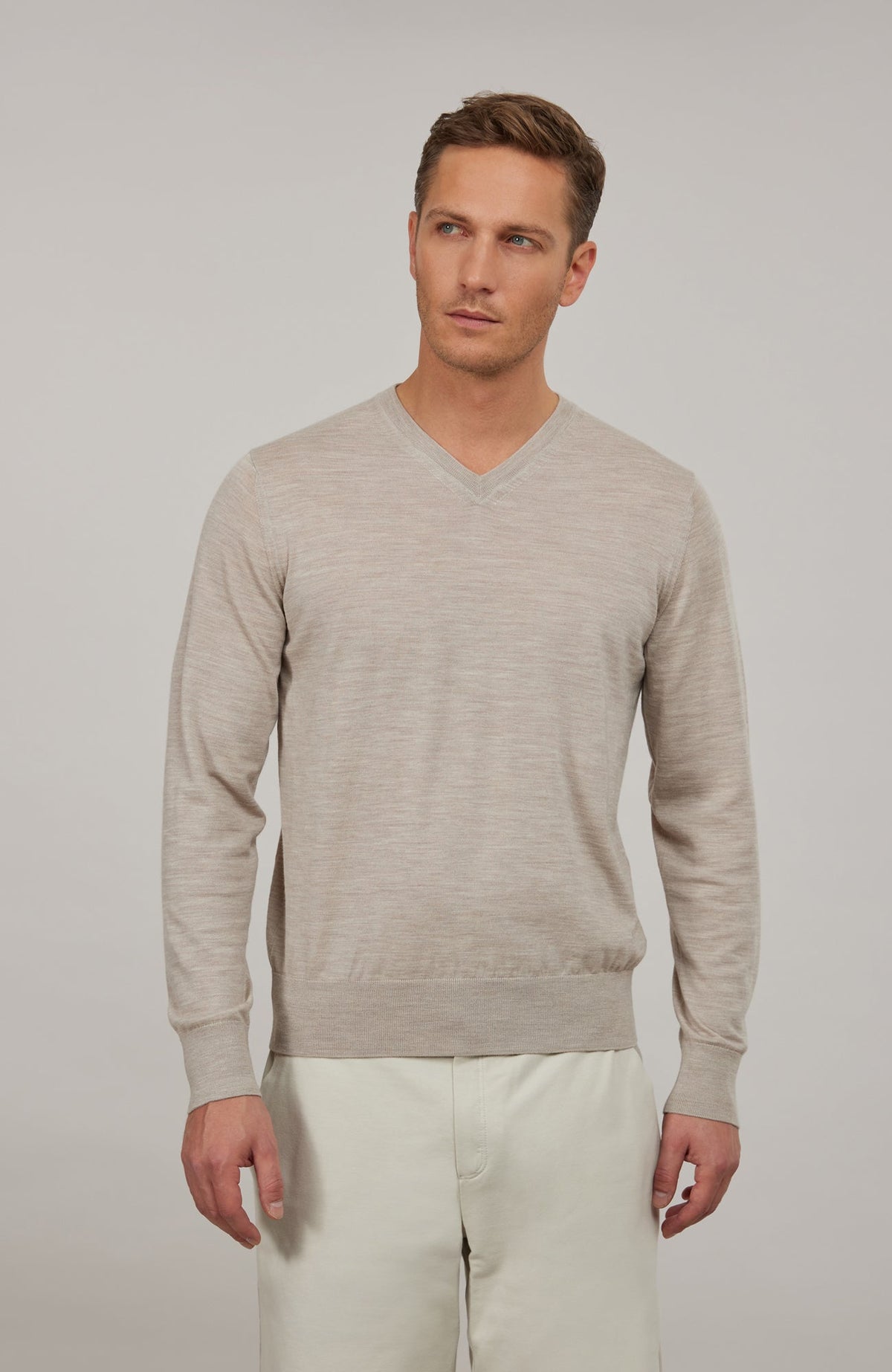 Suéter ligero de merino con cuello de pico Roy