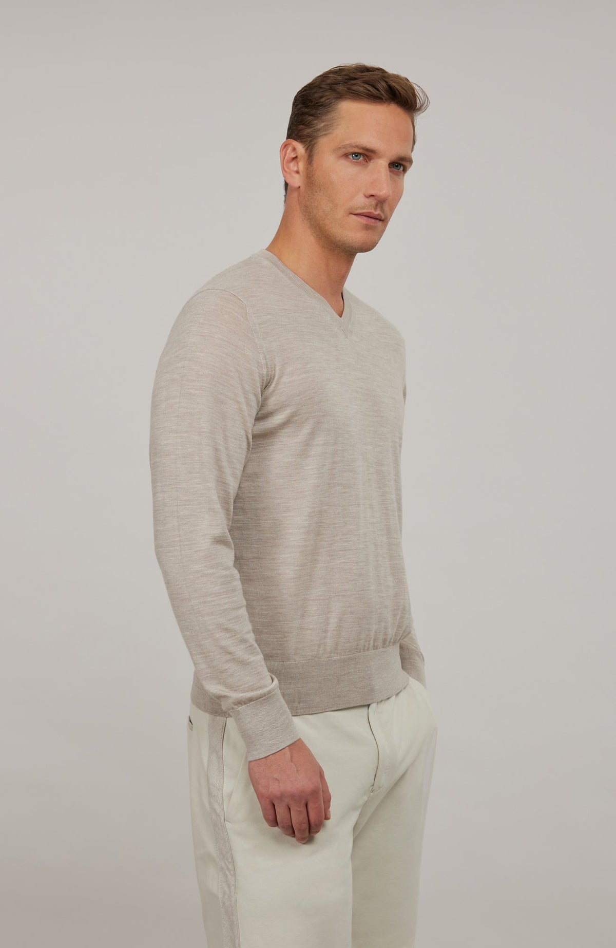Suéter ligero de merino con cuello de pico Roy