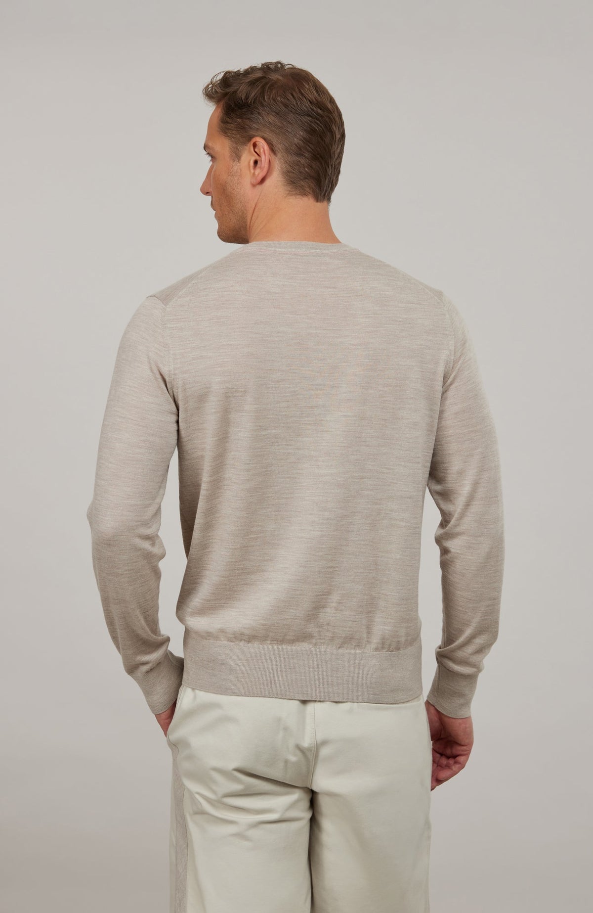 Suéter ligero de merino con cuello de pico Roy