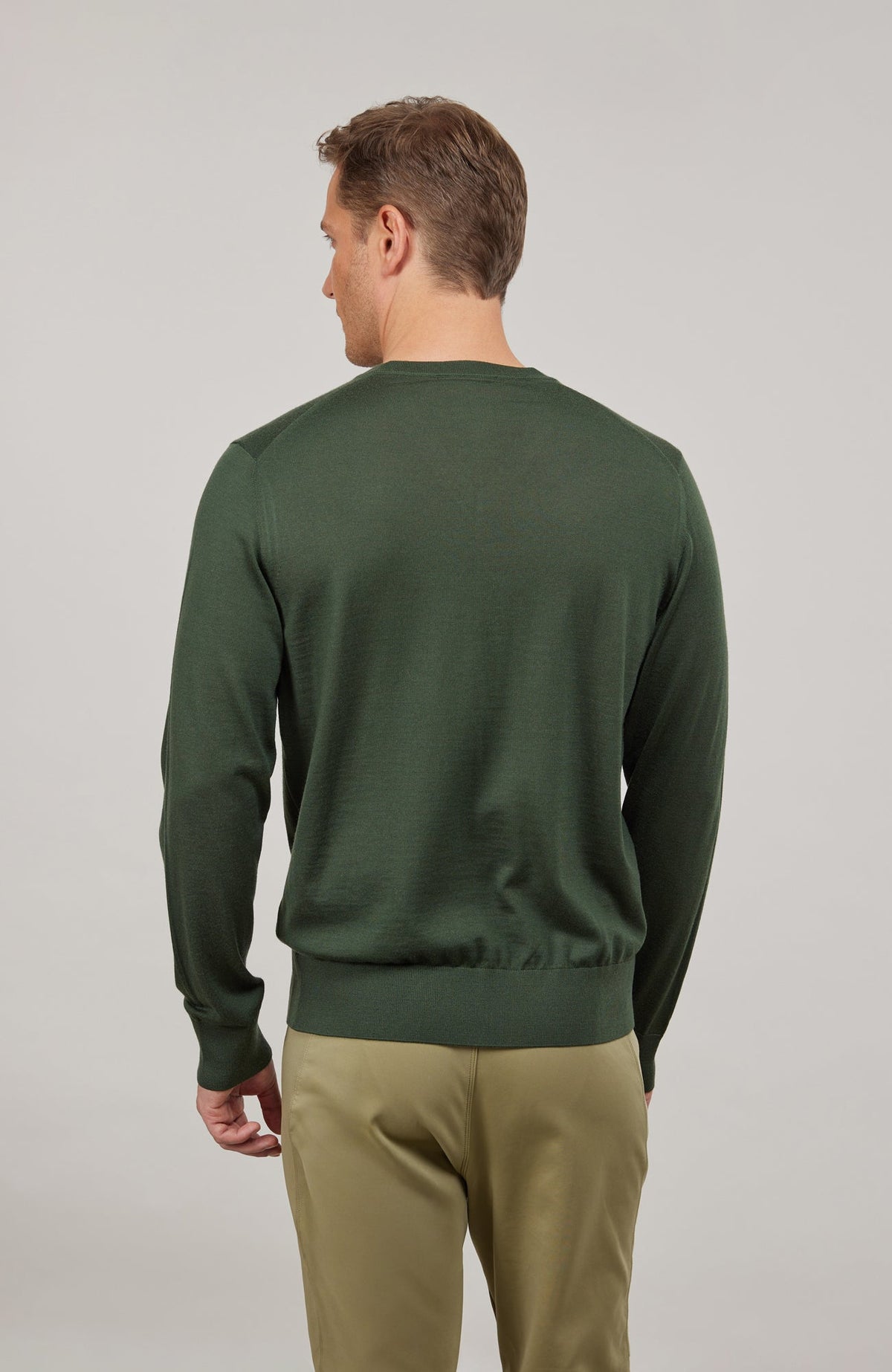 Suéter ligero de merino con cuello de pico Roy