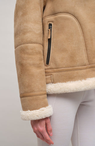Bikerjacke aus Lammfell in der Farbe camel (Modell 727694_Norah-MV), Model Detailansicht – markante Silhouette mit sichtbarer Rückenpasse und klassischen Biker-Details.