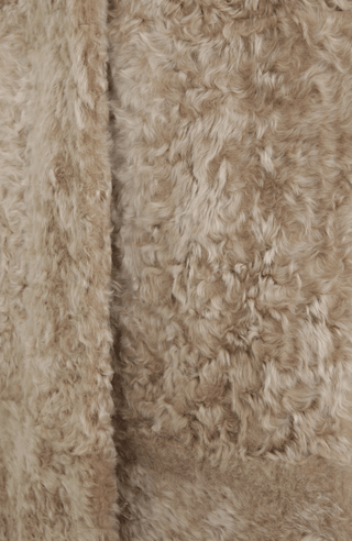 Damen Lammfellmantel Modell 733393 Johanna LL in sesame, Detailansicht, gerade Passform, wendbar mit Glattleder außen und lockigem Fell innen, Reverskragen