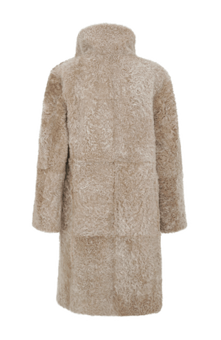 Damen Lammfellmantel Modell 733393 Johanna LL in sesame, Rueckansicht, gerade Passform, wendbar mit Glattleder außen und lockigem Fell innen, Reverskragen