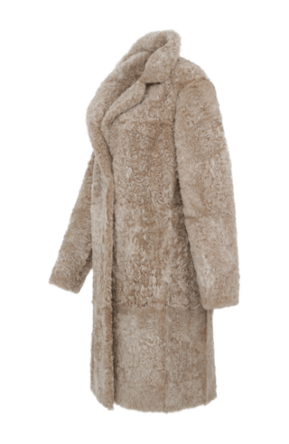 Damen Lammfellmantel Modell 733393 Johanna LL in sesame, Seitenansicht, gerade Passform, wendbar mit Glattleder außen und lockigem Fell innen, Reverskragen