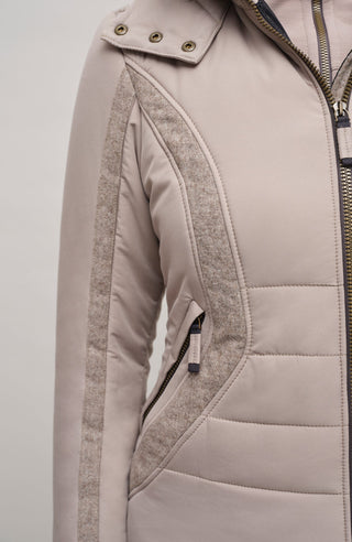 Damen Skijacke Modell 708726 Xenia Multi-LIN in Cashmere – Model Detailansicht, feminine Passform, abnehmbare Kapuze, Loden-Details, neue Winterkollektion von Frauenschuh