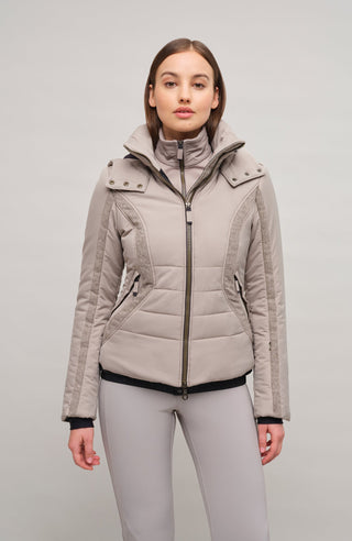 Damen Skijacke Modell 708726 Xenia Multi-LIN in Cashmere –Model Vorderansicht feminine Passform, abnehmbare Kapuze, Loden-Details, neue Winterkollektion von Frauenschuh