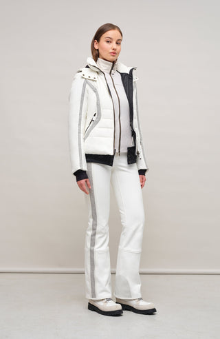 Damen Skijacke Modell 708726 Xenia Multi-LIN in Cloud – Model Vorderansicht, feminine Passform, abnehmbare Kapuze, Loden-Details, neue Winterkollektion von Frauenschuh