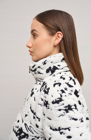 Damen-Winterjacke, mit Daunen gefüttert, im Schwarz-Weiß-Landschaftsmotiv, aus superweicher Merinowolle. Ein exklusives limitiertes Stück von Frauenschuh. Modelbild Detailansicht.