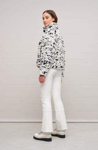 Damen-Winterjacke, mit Daunen gefüttert, im Schwarz-Weiß-Landschaftsmotiv, aus superweicher Merinowolle. Ein exklusives limitiertes Stück von Frauenschuh. Modelbild Rueckansicht.