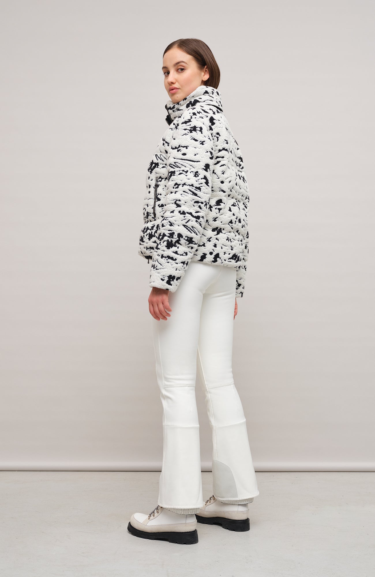 Damen-Winterjacke, mit Daunen gefüttert, im Schwarz-Weiß-Landschaftsmotiv, aus superweicher Merinowolle. Ein exklusives limitiertes Stück von Frauenschuh. Modelbild Rueckansicht.