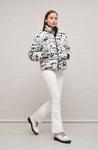 Damen-Winterjacke, mit Daunen gefüttert, im Schwarz-Weiß-Landschaftsmotiv, aus superweicher Merinowolle. Ein exklusives limitiertes Stück von Frauenschuh. Modelbild Vorderansicht.