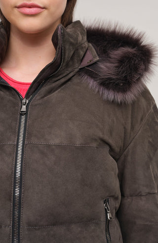 Daunenjacke aus Veloursleder von Frauenschuh Made in Italy Modell- Alpine CA in der Farbe elefant Detailansicht am Model