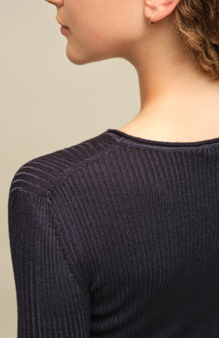 Eng anliegender Damen-Kaschmirpullover mit Rundhalsausschnitt in Dunkelblau (Farbe: Midnight), Modell 640601 AvrilDyed-RB – Detailansicht Modelbild.
