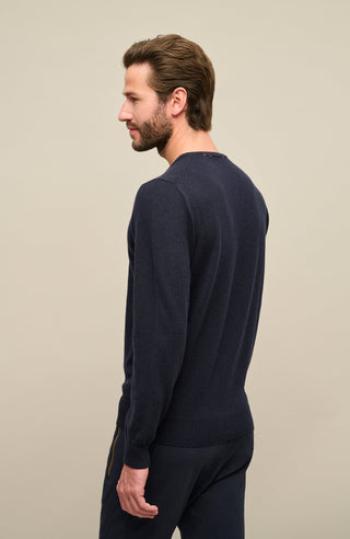 Rückansicht eines männlichen Models, das den Kaschmirpullover „Nio2.0-WS“ von Frauenschuh in Midnight (Dunkelblau) trägt; der hochwertige Pullover aus weichem Kaschmir zeigt eine klare, schlichte Rückseite ohne Applikationen, mit feinen Rippbündchen am Saum und an den Ärmeln