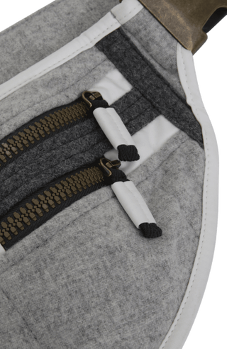 Gürteltasche aus Loden, Modell 093717 Beltbag-L in Farbe silver– Detailansicht. Hochwertige Verarbeitung, stilvoller Begleiter für Damen und Herren.