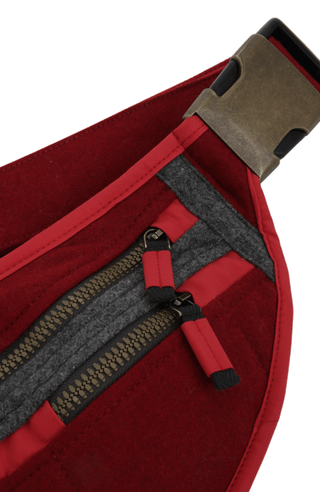 Gürteltasche aus Loden, Modell 093717 Beltbag-L in Farbe Poppy – Detailansicht. Hochwertige Verarbeitung, stilvoller Begleiter für Damen und Herren.