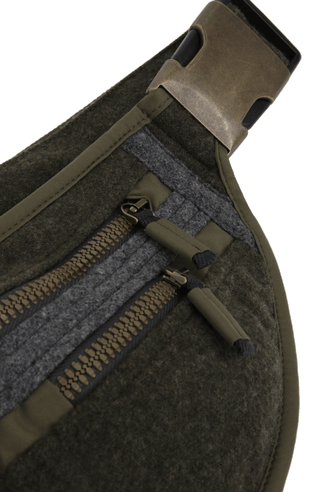 Gürteltasche aus Loden, Modell 093717 Beltbag-L in Farbe Ivy– Detailansicht. Hochwertige Verarbeitung, stilvoller Begleiter für Damen und Herren.