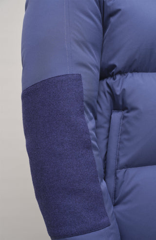 Frauenschuh Herren-Skijacke mit Daunenfüllung, Modell 724717 Teddy-LIN, Farbe Alaskablue – Detailansicht am Model der luxuriösen Winterjacke aus Light Italian Nylon mit Loden-Details.