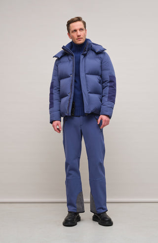 Frauenschuh Herren-Skijacke mit Daunenfüllung, Modell 724717 Teddy-LIN, Farbe Alaskablue – Vorderanischt am Model luxuriösen Winterjacke aus Light Italian Nylon mit Loden-Details.