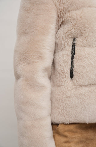 Lammfelljacke mit Daunenfüllung für Damen, Modell 725718 Alpine-SC in Nude, Detailansicht getragen von Model – warm, stylisch und kurz geschnitten