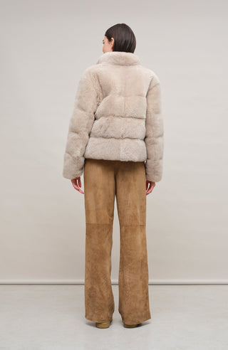 Lammfelljacke mit Daunenfüllung für Damen, Modell 725718 Alpine-SC in Nude, Rueckansicht getragen von Model – warm, stylisch und kurz geschnitten