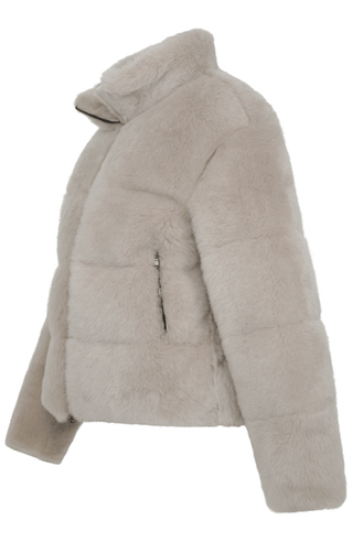 Lammfelljacke mit Daunenfüllung für Damen, Modell 725718 Alpine-SC in Nude, Seitenansicht Freisteller – warm, stylisch und kurz geschnitten