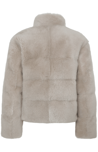 Lammfelljacke mit Daunenfüllung für Damen, Modell 725718 Alpine-SC in Nude, Rueckansich Freisteller – warm, stylisch und kurz geschnitten
