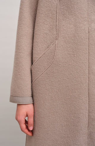 Langer Damen-Walkmantel, Modell 732129 Ella-CW in Farbe 310 Cashmere -  Model Detailansicht