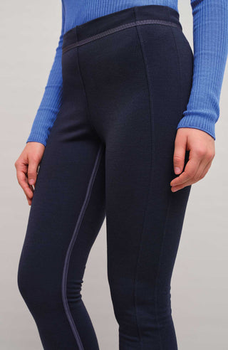 Detail view of women’s leggings made from Wool Powerstretch, model 658624 Daphne-PSW, in color Midnight (1630).