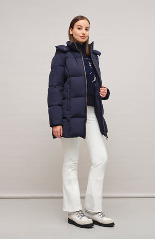 Frauenschuh Damen-Parka mit Daunenfüllung, Modell 723726 Chelsey-LIN in Midnight, Model Vorderansicht, abnehmbare Kapuze, gerade Passform, luxuriöses Materialfinish.