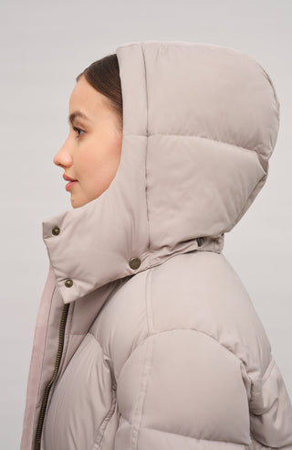Frauenschuh Damen-Parka mit Daunenfüllung, Modell 723726 Chelsey-LIN in Cashmere, Detailansicht Model, abnehmbare Kapuze, gerade Passform, luxuriöses Materialfinish.