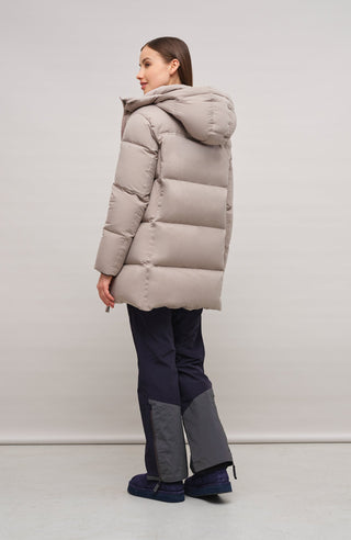 Frauenschuh Damen-Parka mit Daunenfüllung, Modell 723726 Chelsey-LIN in Cashmere, Rueckansicht Model, abnehmbare Kapuze, gerade Passform, luxuriöses Materialfinish.