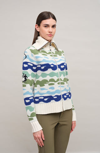 Strickjacke Delilah ME Modell 702544 in Alaskablue, Vorderanischt Model, mit farbintensivem Bergmotiv aus Merinowolle, legere Passform und hoher Stehkragen