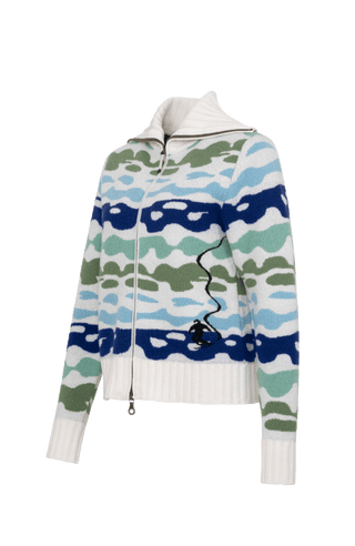 Strickjacke Delilah ME Modell 702544 in Alaskablue, Seitenansicht, mit farbintensivem Bergmotiv aus Merinowolle, legere Passform und hoher Stehkragen