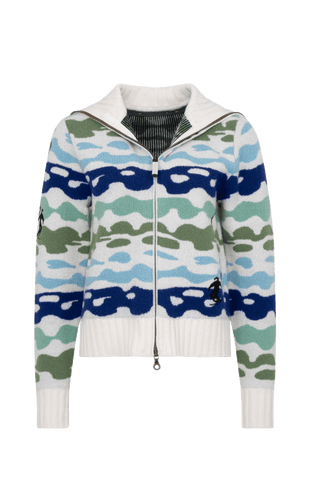 Strickjacke Delilah ME Modell 702544 in Alaskablue, Vorderansicht, mit farbintensivem Bergmotiv aus Merinowolle, legere Passform und hoher Stehkragen