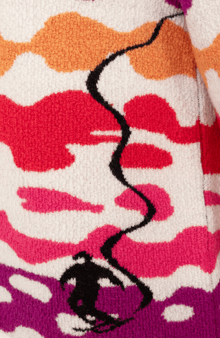 Strickjacke Delilah ME Modell 702544 in Poppy, Detailansicht, mit farbintensivem Bergmotiv aus Merinowolle, legere Passform und hoher Stehkragen