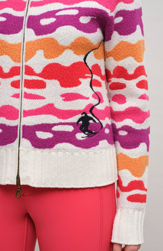 Strickjacke Delilah ME Modell 702544 in Poppy, Detailansicht Model, mit farbintensivem Bergmotiv aus Merinowolle, legere Passform und hoher Stehkragen