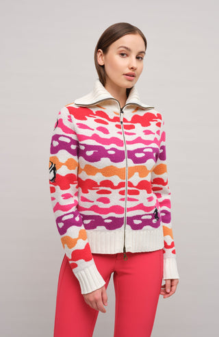 Strickjacke Delilah ME Modell 702544 in Poppy, Vorderansicht Model, mit farbintensivem Bergmotiv aus Merinowolle, legere Passform und hoher Stehkragen