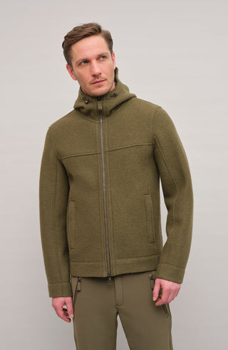 Walkjacke für Herren mit Kapuze in Grün – Modell Kian-CW, Vorderansicht Model