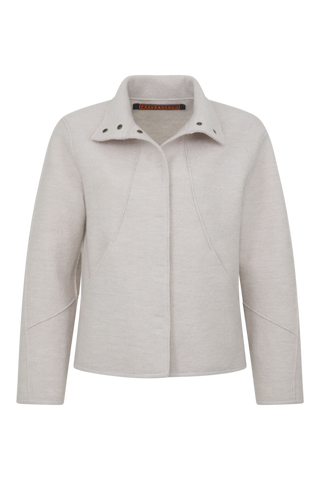 Kurz geschnittene Damen-Walkjacke von Frauenschuh, Modell 704129 Violet2.0-CW, Farbe Sandstone Vorderansicht – nachhaltig gefertigt aus mulesingfreier Schurwolle
